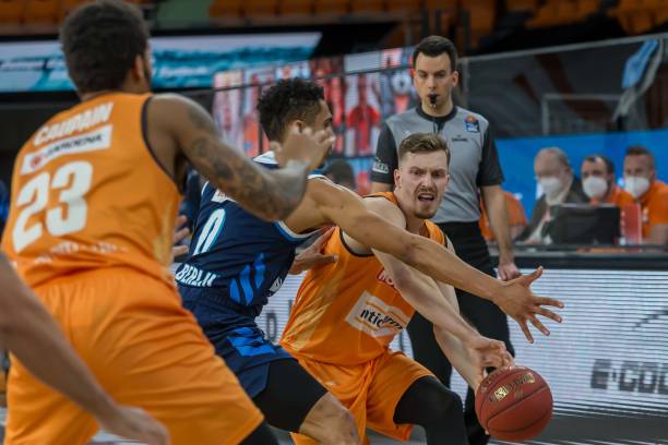 占据主动 占据主动